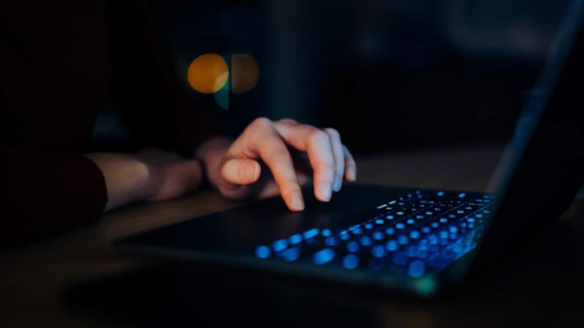 Schreibtisch mit Notizen und Laptop während der Arbeit an SEO-Strategien