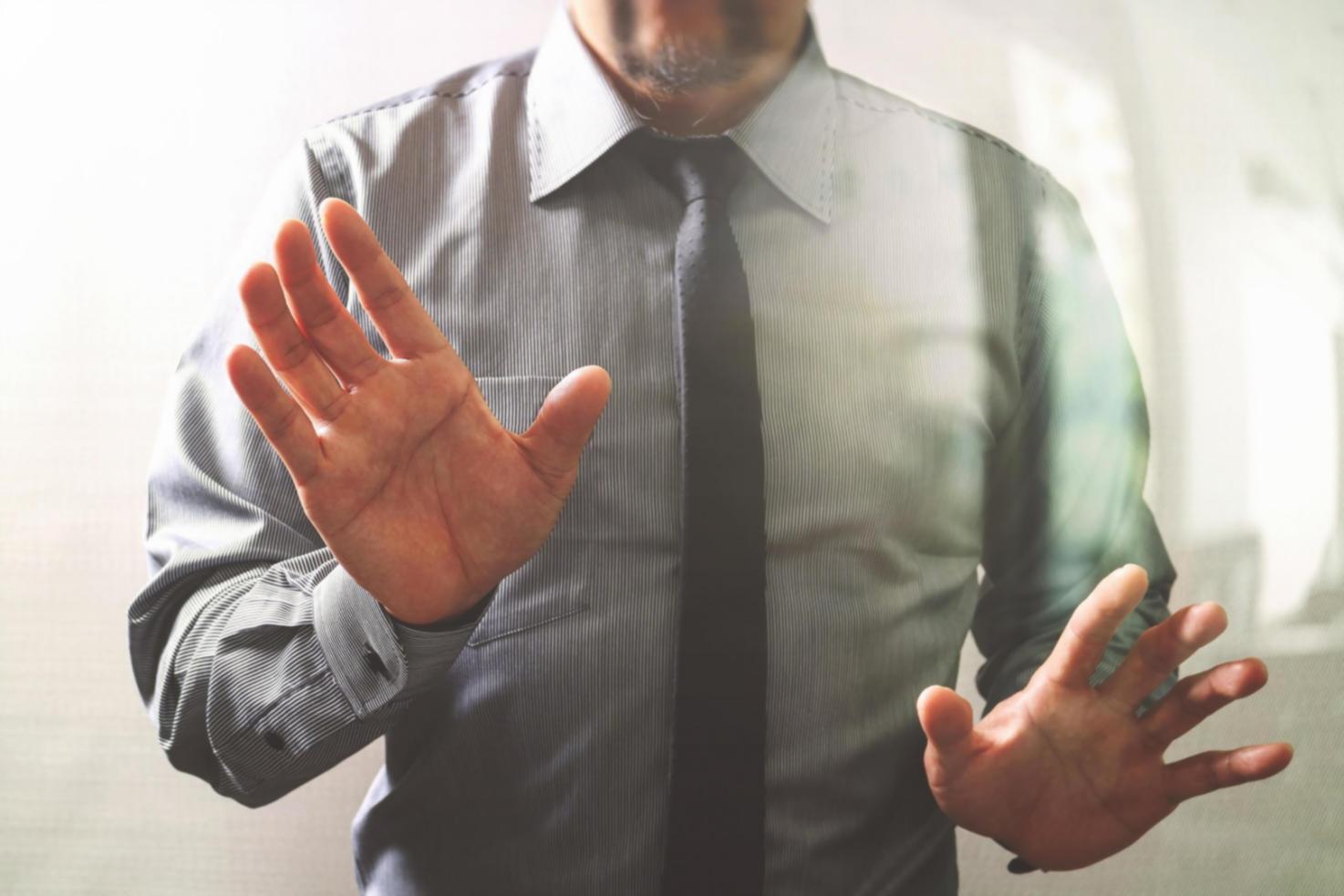 Laptop zeigt Analyse-Dashboard mit Traffic-Daten und Ranking-Entwicklungen