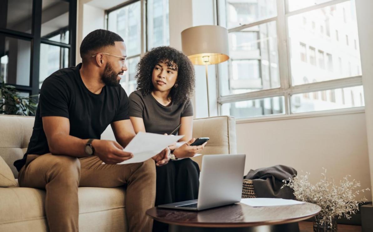 Nahaufnahme von Händen, die an einem Laptop arbeiten mit SEO-Tools im Hintergrund